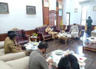 Bupati Pangkep Muhammad Yusran Lalogau (MYL) di ruang pertemuan kantor Bupati saat hari pertama bekerja sebagai Buapti Pangkep.(Ist).