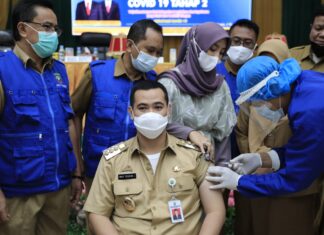 Bupati Pangkep Muhammad Yusran Lalogau (MYL) menerima suntikan vaksin Covid-19 dari Sinovac untuk yang kedua kalinya.(Ist).