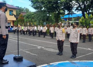 Kapolres Pangkep memimpin upacara kenaikan pangkat pengadian anggota polisi Polres Pangkep.(Humas Polres Pangkep).