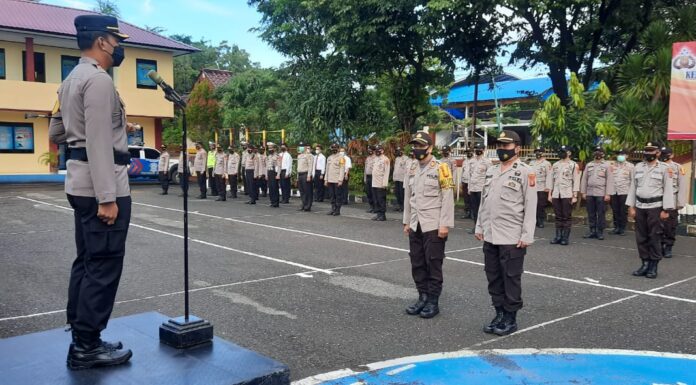 Kapolres Pangkep memimpin upacara kenaikan pangkat pengadian anggota polisi Polres Pangkep.(Humas Polres Pangkep).
