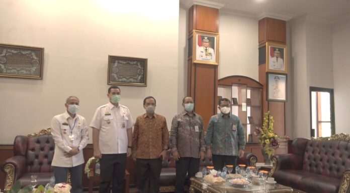 Bupati  Pangkep Muhammad Yusran Lalogau (MYL) menerima kunjungan Direktur Utama PT Semen Tonasa Mufti Arimurti, di ruang kerjanya.(Ist)