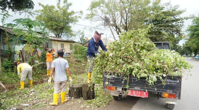 Warga masyarakat di Kelurahan Bontoa Kecamatan Minasatene, berbaur bersama dengan karyawan PT Semen Tonasa melakukan aksi bersih-bersih kampung yang berlokasi di jalan poros Bontoa  � Pangkep.(Humas ST).