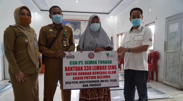 PT Semen Tonasa Berikan Bantuan Atap Korban Puting Beliuang di Marang dan Seger PT Semen Tonasa Berikan Bantuan Atap Korban Puting Beliuang di Marang dan Segeri.(Humas ST).