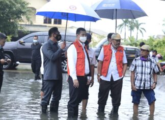 Bupati Pangkep Muhammad Yusran Lalogau (MYL) sejak sekitar pagi jam 08.00 telah memantau air yang menggenangi ruas jalan dan pemukiman rumah warga.(Pangkep TV).