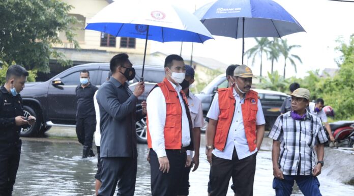 Bupati Pangkep Muhammad Yusran Lalogau (MYL) sejak sekitar pagi jam 08.00 telah memantau air yang menggenangi ruas jalan dan pemukiman rumah warga.(Pangkep TV).
