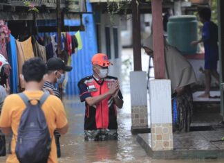 Wakil Bupati Pangkep Syahban Sammana menemui warga yang terdampak banjir di Kabupaten Pangkep.(Subair Pangkep TV).