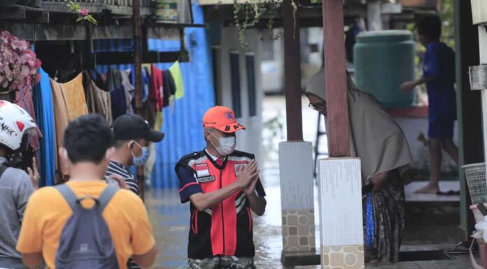 Wakil Bupati Pangkep Syahban Sammana menemui warga yang terdampak banjir di Kabupaten Pangkep.(Subair Pangkep TV).