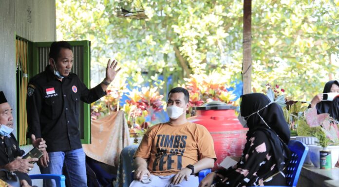 Bupati Pangkep MYL Melayat ke Rumah Duka Warga yang Terseret Arus di Sungai Bupati Pangkep Muhammad Yusran Lalogau (MYL) didampingi Ketua TP PKK Nurlita Wulan Purnama Muhadu.(Ist).