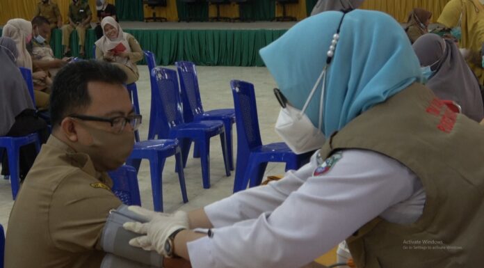 ASN Pangkep Terima Suntik Vaksin Covid-19 yang Kedua Ratusan Aparatur Sipil Negara(ASN) Kabupaten Pangkep menerima suntik vaksin Covid-19, Senin, 15 Maret 2021.(Ist).
