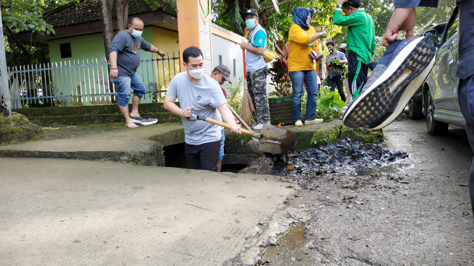 Kasi Contoh ke 'Anak Buah' Bupati Pangkep Bersihkan Selokan yang Bau