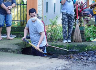 Bupati Kabupaten Pangkep Muhammad Yusran Lalogau, membersihkan selokan dari sampah plastik.(Pangkep.terkini.id).