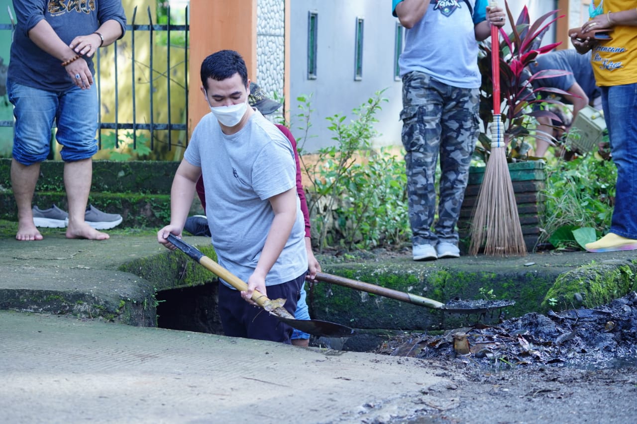 Turun ke Selokan Bau dan Kotor, Bupati Pangkep : Kan, Sampahnya Mau Dibersihkan