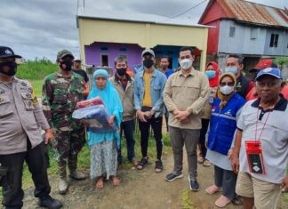 Bupati Pangkep Muhammad Yusran Lalogau(MYL)  menyalurkan bantuan untuk korban angin puting beliung.(Ist).