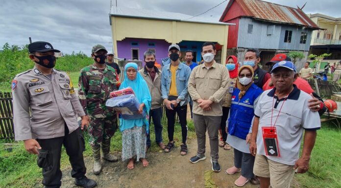 Angin Puting Beliung di Pangkep, Bupati MYL Beri Bantuan untuk Korban Bupati Pangkep Muhammad Yusran Lalogau(MYL)  menyalurkan bantuan untuk korban angin puting beliung.(Ist).