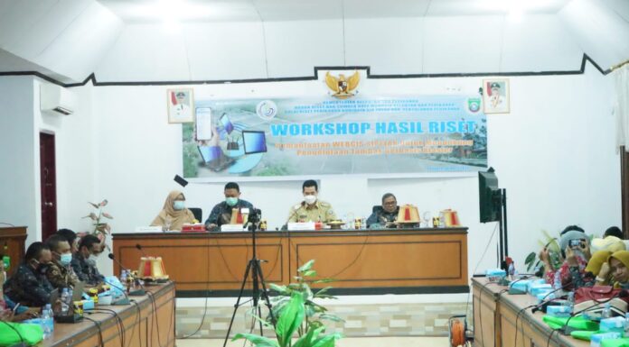 Bupati Pangkep Muhammad Yusran Lalogua (MYL) dalam lokakarya forum grup discussion (FGD) dan desminiasi hasil riset pemanfaatan WebGIS Sipetak untuk mendukung pengelolaan tambak berbasis klaster oleh balai riset perikanan budidaya air payau dan penyuluh perikanan(BRPBAPPP), Selasa, 6 April 2021.(Ist).