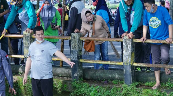 Turun ke Selokan Bau dan Kotor, Bupati Pangkep : Kan, Sampahnya Mau Dibersihkan Bupati Kabupaten Pangkep Muhammad Yusran Lalogau (Pangkep.terkini.id)
