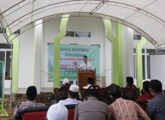 Kegiatan Peresmian Pesantren Mamba&#Array;ul Ulum dan Masjid H.M Adnan Syen di hadiri langsung Bupati Pangkep, H.Muh Yusran Lalogau dan Kapolres Pangkep AKBP Endon Nurcahyo, di Desa Bara Batu, Kamis, 8 April 2021.(Ist).