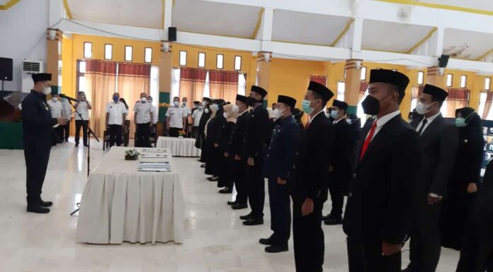 Bupati Pangkep Muhammad Yusran Lalogau (MYL) melantik dan mengambil sumpah jabatan pejabat fungsional di lingkup pemerintah daerah kabupaten Pangkep, di ruang pola Setda, Rabu, 14 April 2021. (Ist).