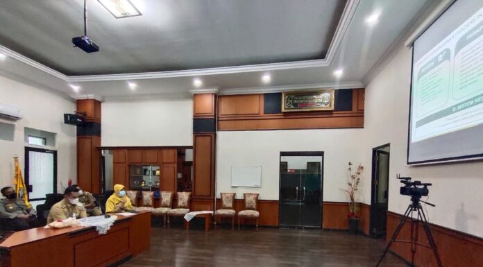 Bupati Pangkep Muhammad Yusran Lalogu (MYL) dan Forum Komunikasi Pimpinan Daerah (Forkopimda) Kabupaten Pangkep mengikuti rapat koordinasi bersama Presiden Joko Widodo dan 185 Kepala Daerah yang telah mengikuti Pilkada tahun 2020. (Ist).