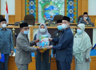 Bupati Pangkep Muhammad Yusran Lalogau (MYL) menyerahkan Rancangan Peraturan Daerah (Ranperda) Perubahan Nomor 4 tentang Organisasi Perangkat Daerah (OPD) pada Paripurna di DPRD Pangkep, Kamis, 15 April 2021 kemarin. Ranperda diserahkan Bupati MYL dan diterima oleh Ketua DPRD Pangkep Haris Gani. (Ist)