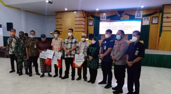 Bupati Pangkep Hadiri Pembayaran Ganti Rugi Jalur Rel Kereta Api Bupati Pangkep Muhammad Yusran Lalogau (MYL) menuturkan terima kasih kepada masyarakat yang telah merelakan tanahnya untuk pembanguan jalur kereta api Makassar-Pare Pare..(Ist).