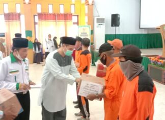 Bupati Pangkep Muhammad Yusran Lalogau membagikan 200 paket sembako kepada tenaga kebersihan.(Ist)