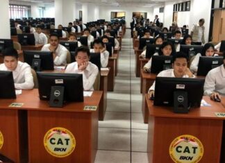 Prosedur Penyelenggaran CAT BKN saat Pandemi, Peserta CPNS Wajib Tahu - Ilustrasi CAT BKN - Pebulutangkis Indonesia spesialis ganda putra, Kevin Sanjaya Sukamuljo (kedua dari kiri di barisan depan), tengah mengikuti ujian CPNS bersama sejumlah atlet nasional lainnya di kantor Badan Kepegawaian Negara (BKN), Cawang, Jakarta, Rabu (28/11/2018). [Dok. Kemenpora]