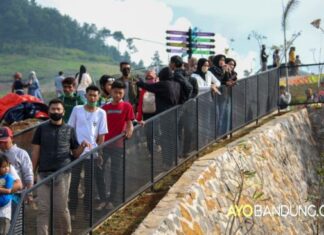 Sejumlah wisatawan memadati destinasi wisata di Cicalengka. (Ayobandung.com/Aufa Fadil/magang)