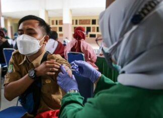 Ilustrasi--Seorang guru mengikuti vaksinasi Covid-19 Sinovac di Gedung Pemerintah Kota Tangerang, Banten, Selasa (30/3/2021). [ANTARA FOTO/Fauzan]