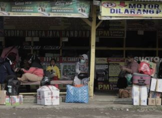 Sejumlah calon penumpang menunggu bus di Terminal Lebak Bulus, Jakarta, Rabu (5/5/2021). [Suara.com/Angga Budhiyanto]