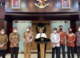 Menko Polhukam, Mahfud MD didampingi oleh Menkominfo Johnny G Plate, mengumumkan bahwa UU ITE tak akan dicabut dalam jumpa pers Kamis (29/4/2021). [Youtube/Kemenko Polhukam RI]