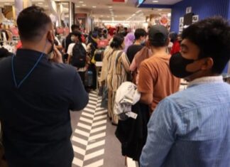 Master Panakkukang Andi Pangeran menghimbau pengunjung Mal Panakkukang Makassar tetap disiplin protokol kesehatan, Sabtu 1 Mei 2021 / [SuaraSulsel.id).