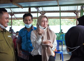 Ketua Tim Penggerak PKK Kabupaten Pangkep Nurlita Wulan Purnama menunjukkan ekspresi merasakan salad pamelo yang diolah dari bahan jeruk asal Pangkep.(Pangkep.terkini.id).