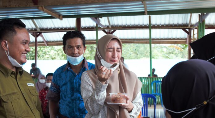 Cicipi Makanan Thailand Salad Pamelo Berbahan Jeruk Pangkep, Istri Bupati: Enak, Manis dan Asem-asem Ketua Tim Penggerak PKK Kabupaten Pangkep Nurlita Wulan Purnama menunjukkan ekspresi merasakan salad pamelo yang diolah dari bahan jeruk asal Pangkep.(Pangkep.terkini.id).