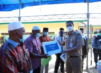 Pemerintah Kabupaten Pangkajene dan Kepulauan, menyalurkan bantuan langsung tunai dan Insentif kepada masyarakat Desa Pitue, di laksanakan di pelataran SD 6 Desa Pitue, Kecamatan Marang, Selasa 11 Mei 2021.(Ist).