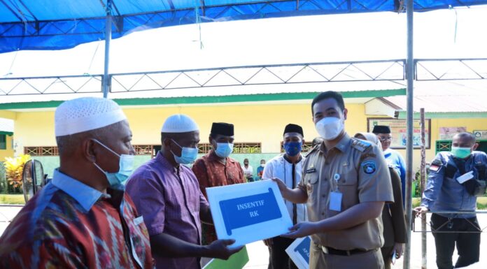 Pemerintah Kabupaten Pangkajene dan Kepulauan, menyalurkan bantuan langsung tunai dan Insentif kepada masyarakat Desa Pitue, di laksanakan di pelataran SD 6 Desa Pitue, Kecamatan Marang, Selasa 11 Mei 2021.(Ist).