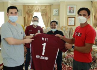 Bupati Pangkep, Muhammad Yusran Lalogau (kanan) bersama pemain PSM Zulkifli Sukur (Ist).