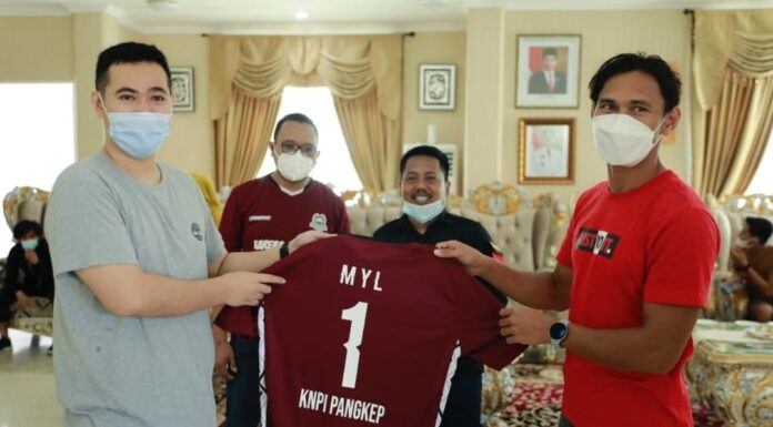 Bupati Pangkep, Muhammad Yusran Lalogau (kanan) bersama pemain PSM Zulkifli Sukur (Ist).