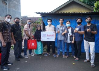 PT Semen Tonasa melalui program Corporate Social Responsibility (CSR) Tonasa Peduli,  menyalurkan 6.000 paket sembako secara gratis bagi masyarakat sekitar lingkungan perusahaan serta masyarakat yang berada di kepulauan yang ada di Kabupaten Pangkep.(Humas ST).