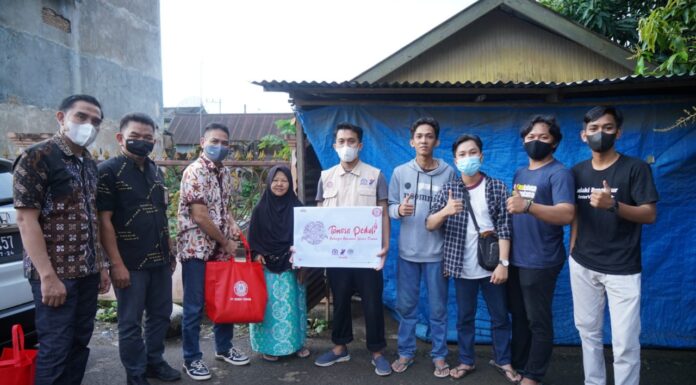 PT Semen Tonasa melalui program Corporate Social Responsibility (CSR) Tonasa Peduli,  menyalurkan 6.000 paket sembako secara gratis bagi masyarakat sekitar lingkungan perusahaan serta masyarakat yang berada di kepulauan yang ada di Kabupaten Pangkep.(Humas ST).