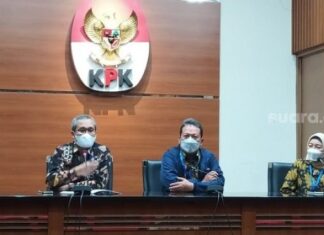 Wakil Ketua KPK Alexander Marwata (kiri kedua) saat berbicara bersama pejabat Kementerian KP. (Suara.com/Welly Hidayat)