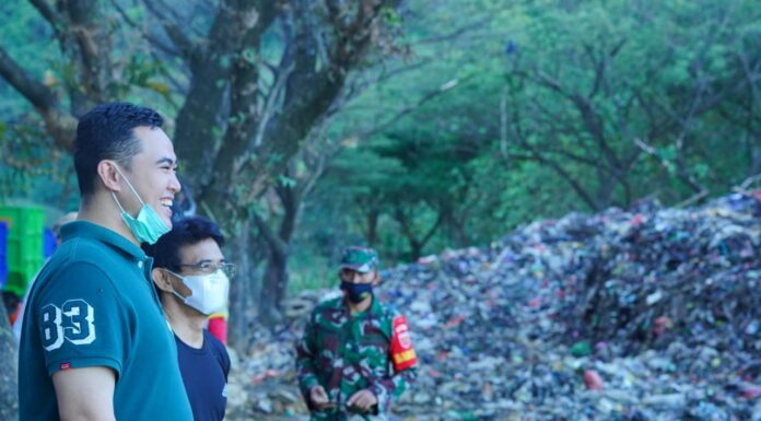 Bikin Acara di Penampungan Sampah,MYL Bikin Kaget Warga Sekitar Bupati Pangkep Muhammaf Yusran Lalogau saat berada di tempat pembuangan sampah di Kecamatan Minasatene. (Pangkep.terkini.id).