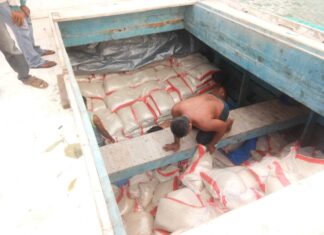 Dinas Sosial Kabupaten Pangkep, menyalurkan Bantuan Pangan Non Tunai (BPNT) untuk enam desa/kelurahan yang ada di kepulauan terluar Kabupaten Pangkep, Sulawesi Selatan. Selasa 7 April 2020. (AP Unhy)