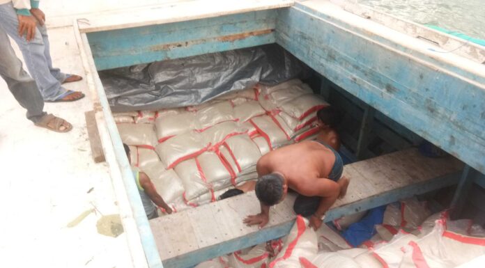 Dinas Sosial Kabupaten Pangkep, menyalurkan Bantuan Pangan Non Tunai (BPNT) untuk enam desa/kelurahan yang ada di kepulauan terluar Kabupaten Pangkep, Sulawesi Selatan. Selasa 7 April 2020. (AP Unhy)