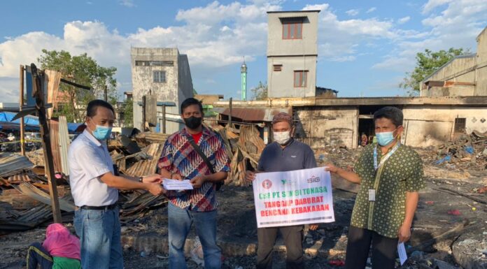 PT Semen Tonasa memberikan bantuan kepada korban kebakaran yang terjadi di Kelurahan Mappasaile Kecamatan Pangkajene, yang menghanguskan sebanyak 55 kios di pasar sentral Kabupaten Pangkep.(Humas ST).