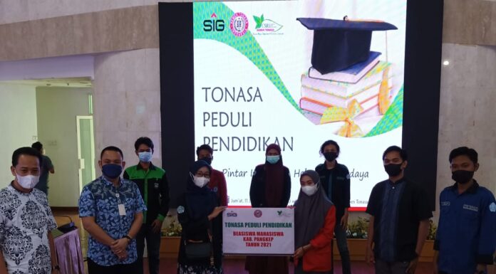 penyerahan simbolis oleh Kepala Unit Humas Tonasa : Deddy Edriansah kepada salah satu mahasiswa di Pangkep di lantai 6 Kantor pusat semen Tonasa, Jumat (11/6/2021). (Humas ST).