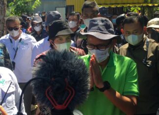 Menteri Pariwisata & Ekonomi Kreatif, Sandiaga S.Uno bersama Atta Halilintar saat mengunjungi Rammang-Rammang Kabupaten Maros. Kamis, 17 Juni 2021. (Terkini.id).