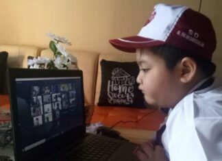 Cara Daftar Ulang Nomor HP Baru untuk Kuota Internet Gratis Kemendikbud 2021 - Ilustrasi sekolah online - Kenaldric Rafa Amiruzzaman, siswa kelas 1-B SD Al Falah Darussalam Tropodo, Kabupaten Sidoarjo, saat mengikuti materi belajar daring dari rumahnya, Senin (13/07/2020), [ANTARA/HO/FA]