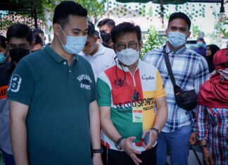 Menteri Pertanian Syahrul Yasin Limpo (SYL) berolahraga bersama dengan Bupati Pangkep Muhammad Yusran Lalogau (MYL) di area kampus Universitas Islam Negeri Makassar. (Pangkep.terkini.id).