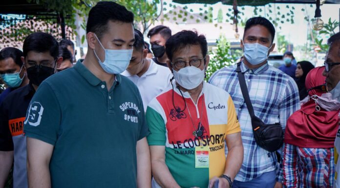 Menteri Pertanian SYL dan Bupati Pangkep Berolahraga Bersama Menteri Pertanian Syahrul Yasin Limpo (SYL) berolahraga bersama dengan Bupati Pangkep Muhammad Yusran Lalogau (MYL) di area kampus Universitas Islam Negeri Makassar. (Pangkep.terkini.id).